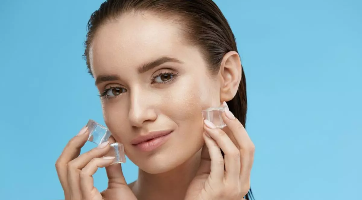 Cum să foloseşti cuburile de gheaţă pentru întreţinerea tenului