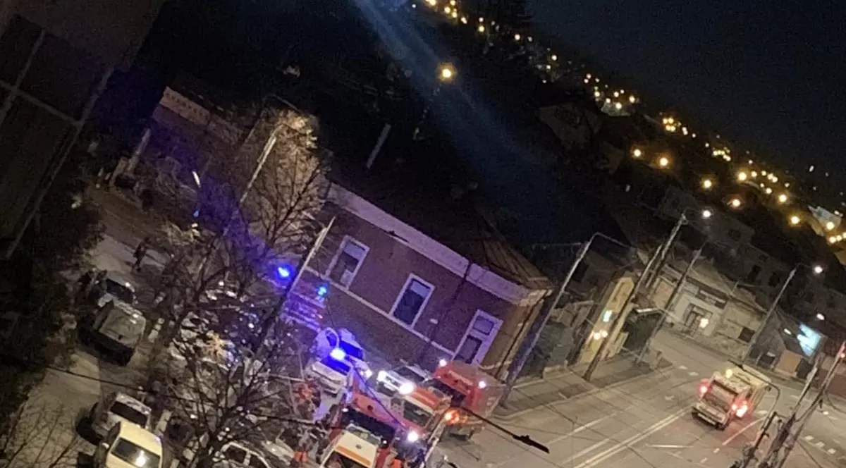 Locatarii unui bloc din Ploiești, evacuați din cauza unui miros suspect pe casa scării. Trei persoane au primit îngrijiri medicale