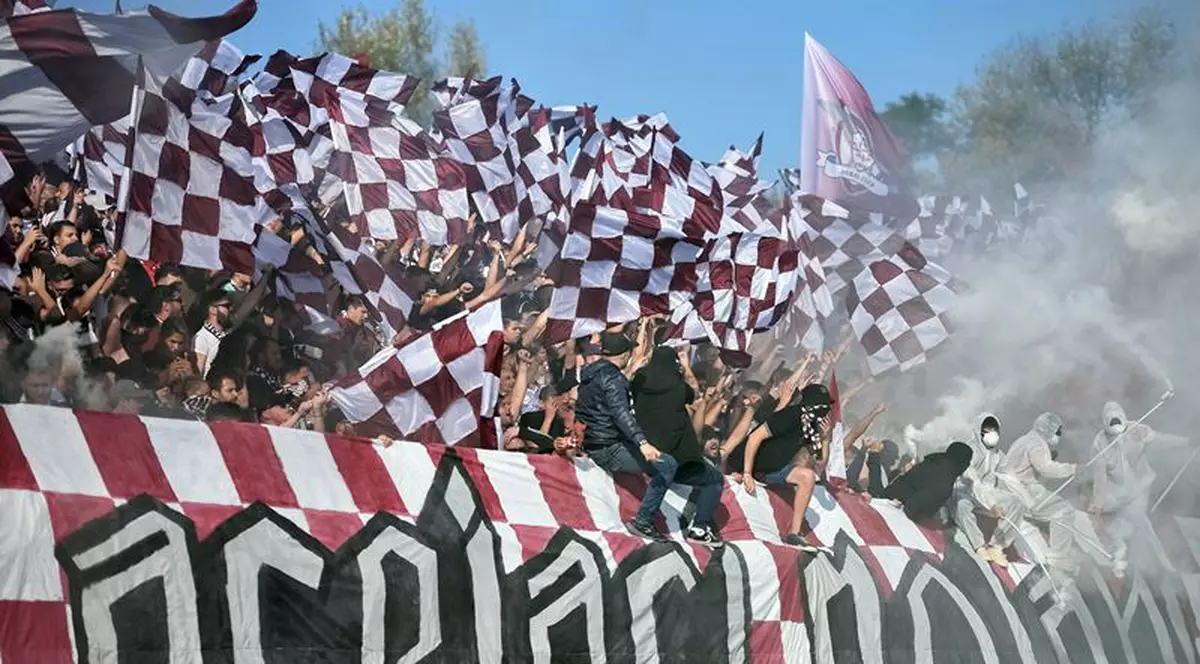 Șeful galeriei Rapidului, arestat alături de doi ultrași giuleșteni. Alți 12 fani, plasați sub control judiciar