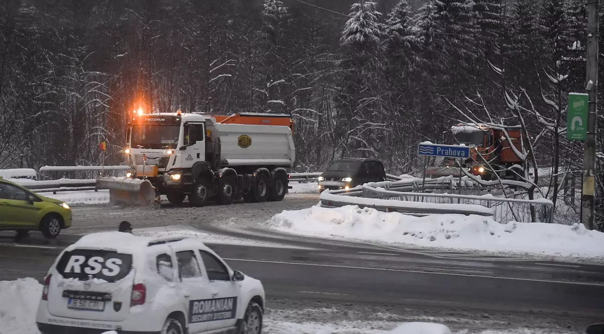 Ninsoare în centrul țării. Zeci de utilaje de deszăpezire intervin pe șosele. VIDEO
