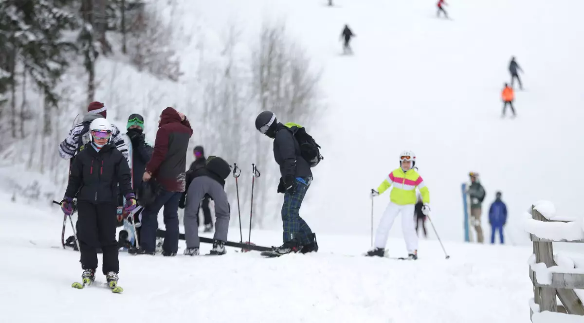 Zăpadă de 30 de centimetri pe pârtiile din Poiana Braşov. Mii de turişti petrec weekendul la munte