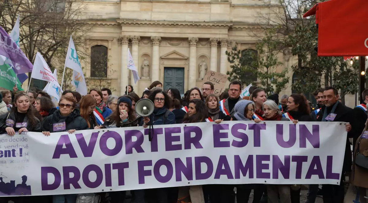 Franța devine prima țară care pune dreptul la avort în Constituție