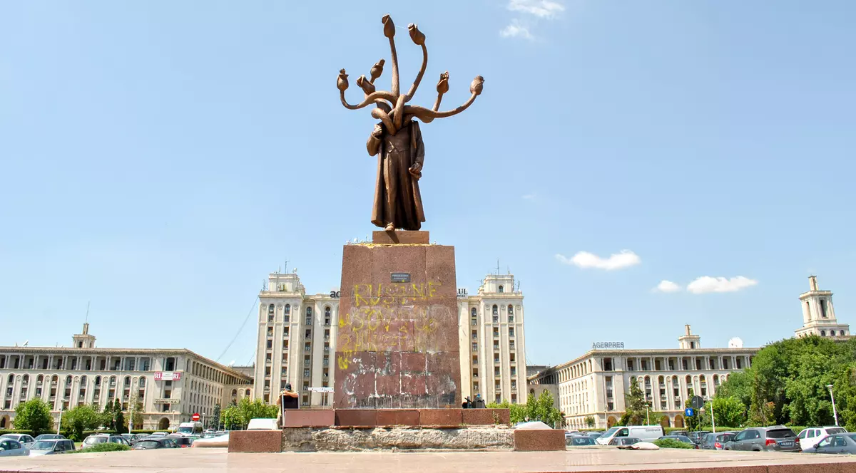 „Hidra”, statuia care a fost vandalizată la Iași, va fi scoasă la licitație. „Ideea lucrării este că s-a schimbat clasa politică doar la față”, spune autorul