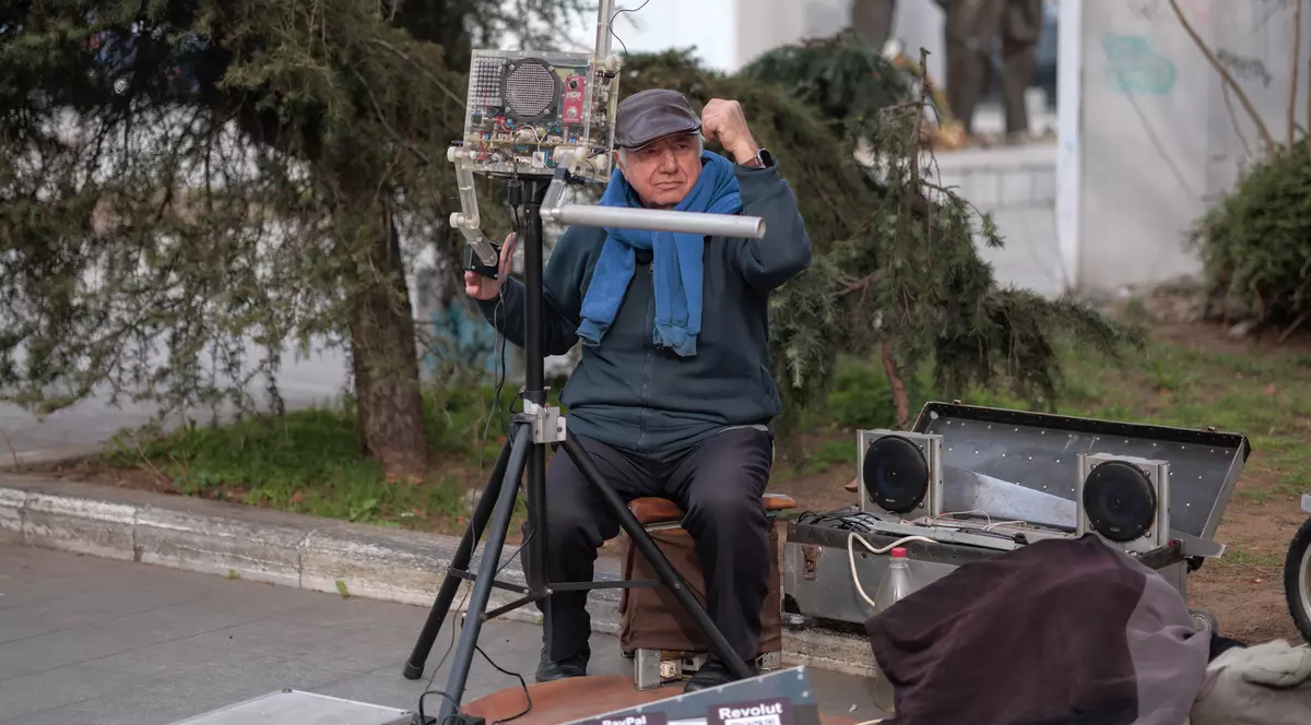 Povestea fizicianului-folkist care a vândut mii de CD-uri cu muzică cântată la teremin: „Primul sunet de fierăstrău l-a auzit pe la nouă ani”