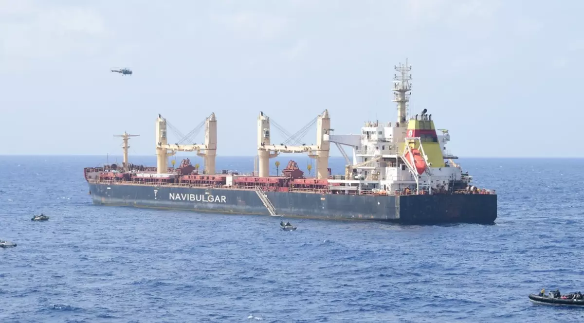 Navă capturată în 2023 de pirații somalezi, eliberată de marina indiană. 17 marinari au fost salvați