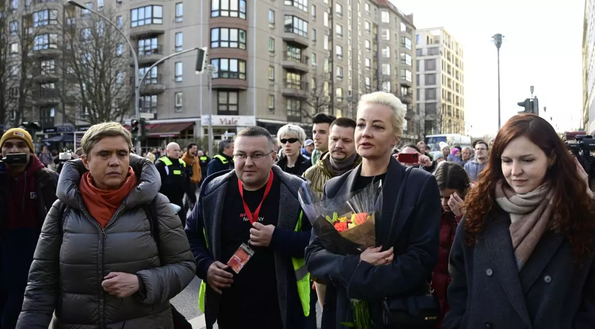Iulia Navalnaia, în fruntea protestului „Prânz împotriva lui Putin” din Berlin. Văduva lui Navalnîi, aplaudată de oamenii aflați la coadă să voteze