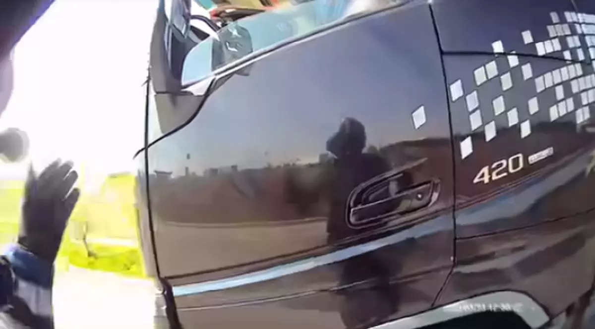 Polițistul care a oprit un șofer de TIR, după ce l-a văzut cu piciorul pe geam, pe autostradă, în Timiș: „Haideți jos să vă dezmorțiți!”