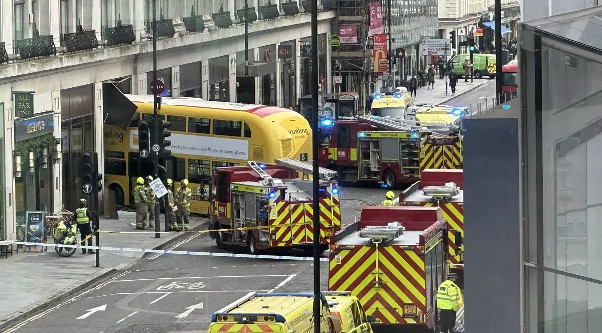 Un autobuz a intrat prin geamul unei clădiri, în centrul Londrei: „Cum a făcut asta cu doar 30 km/h?” | VIDEO
