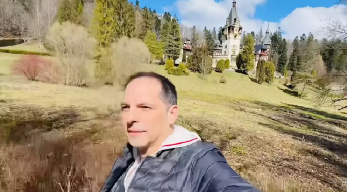 Dan Negru, supărat, la Sinaia: „E mai ieftin să vezi Versailles decât Peleș. Dacă tot încasezi mai mult, măcar gardul repară-l!”
