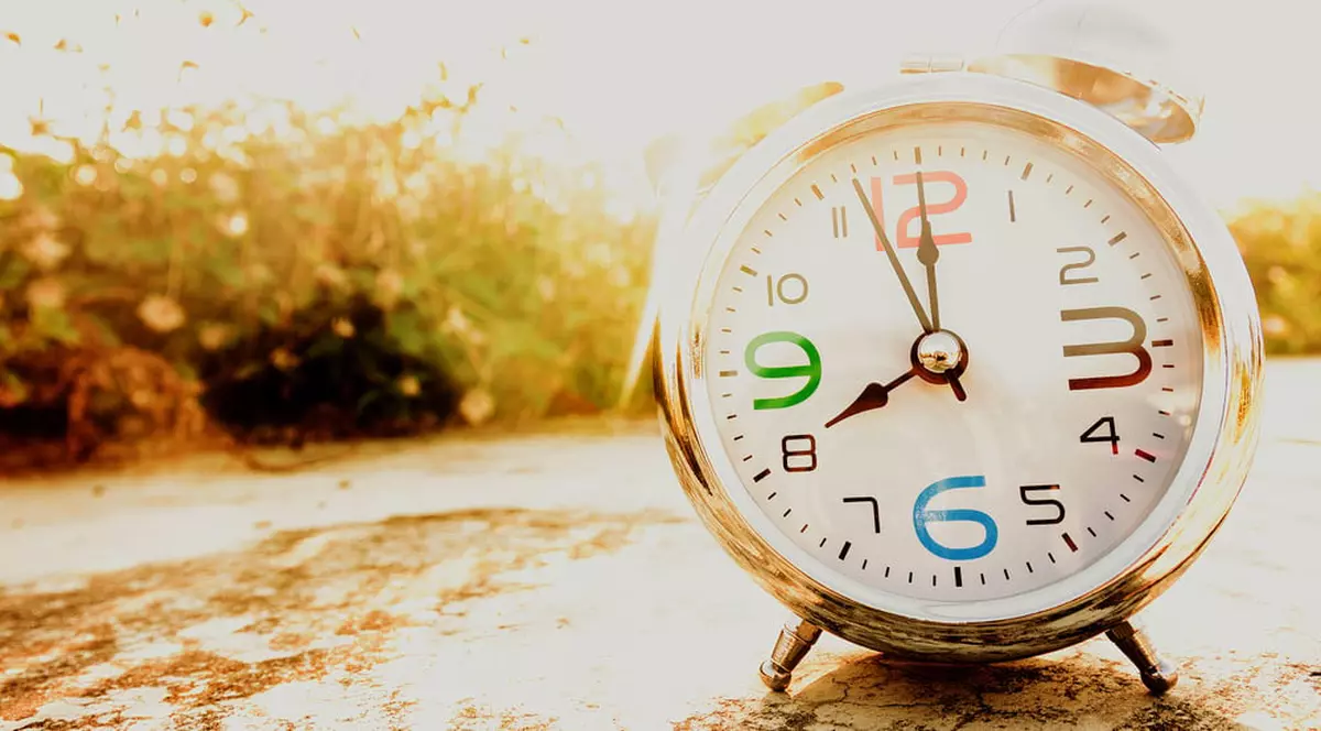 Trecerea la ora de vară. Cardiolog: „E important să avem cele 8 ore de somn în condiții de întuneric”. Ce reguli esențiale trebuie respectate