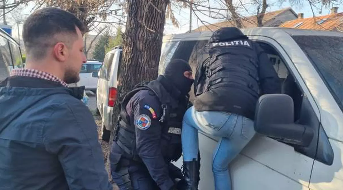Percheziții la o grupare care aducea țigări din Serbia și le vindea în Timișoara. Contrabandiștii, filați luni de zile de anchetatori