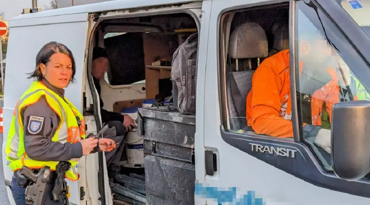 Duba în care patru muncitori români transportau, printre scule, un butoi cu varză murată a fost scoasă din circulație de polițiștii germani