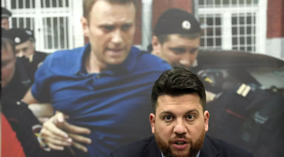 Unul dintre cei mai vechi colaboratori ai lui Aleksei Navalnîi, Leonid Volkov, a fost atacat și bătut cu ciocanul, în fața casei lui din Lituania | FOTO