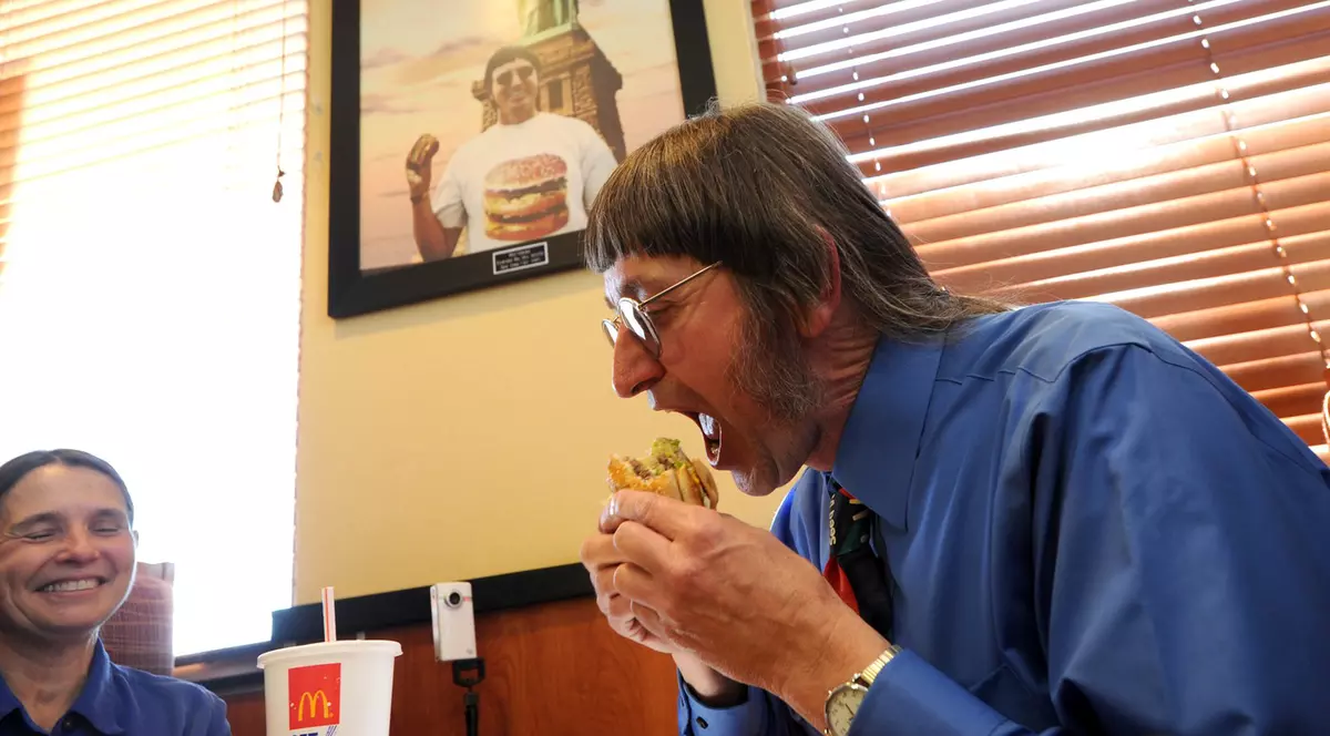 Un american de 70 de ani și-a reînnoit recordul de Big Mac-uri mâncate, la peste 34.000. „Mulți credeau că voi fi mort până la vârsta asta” 