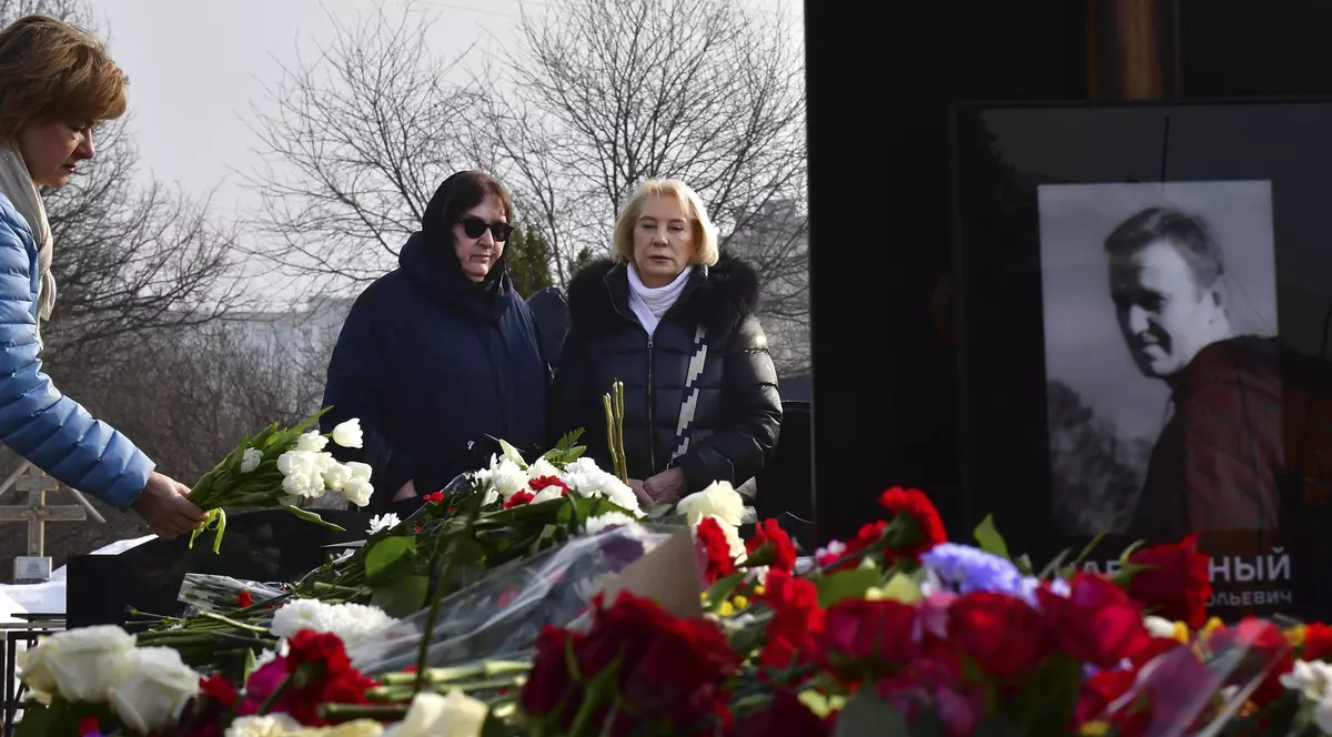 Ruşii au continuat să vină la mormântul lui Navalnîi și a doua zi după funeralii. Mama lui Aleksei și cea a Iuliei au venit împreună: „Nu toată lumea ajunge să iubească și să fie iubit așa”