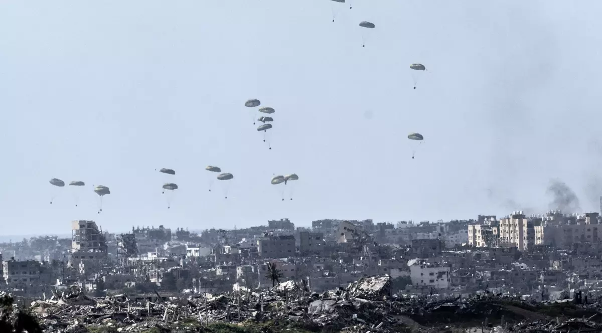 Cel puțin 5 oameni au murit în Fâșia Gaza, după ce ajutoarele umanitare parașutate din avion au căzut peste ei