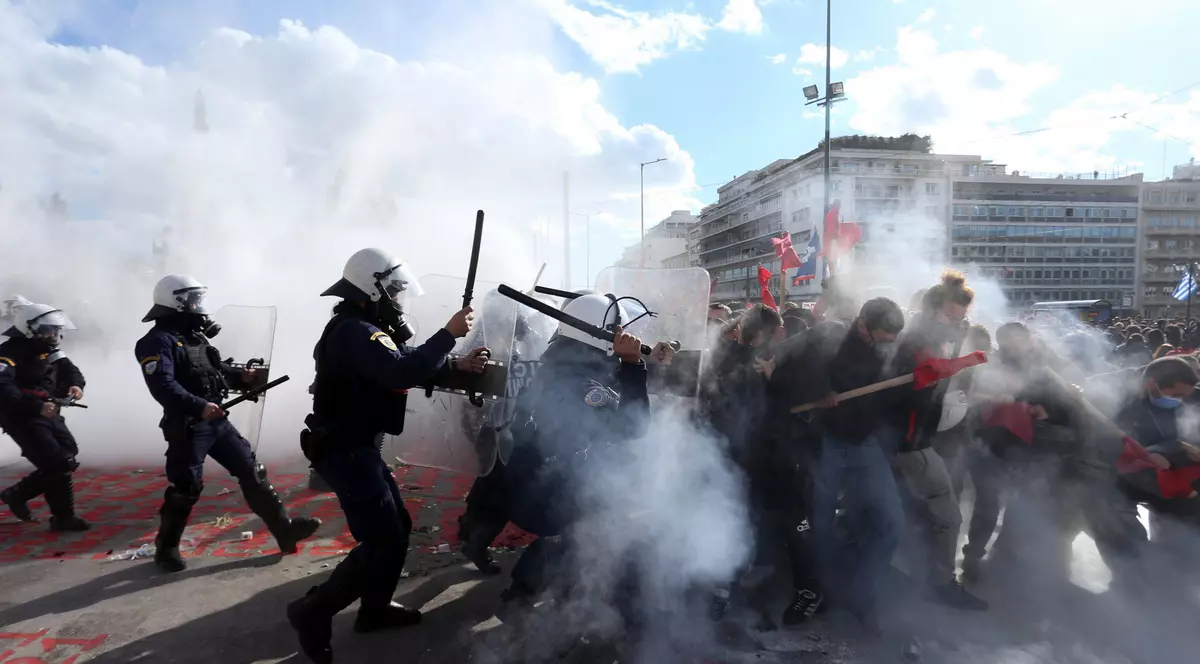 Noi ciocniri violente la Atena, între studenții greci și poliție, înaintea votului din Parlament privind înființarea universităților private străine | VIDEO