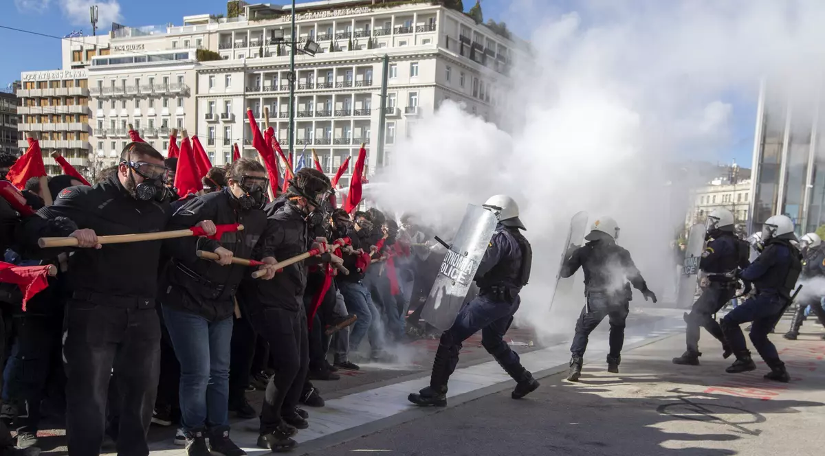 Parlamentul din Grecia a aprobat înființarea universităților străine private, în ciuda opoziției vehemente a studenților