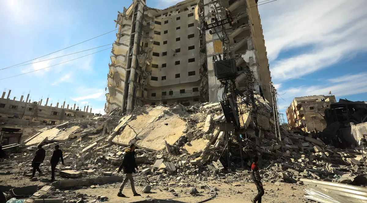 Bloc turn de locuințe din Rafah, lovit de Israel. „Oamenii s-au speriat, au fugit pe scări, unii au căzut, a fost haos”