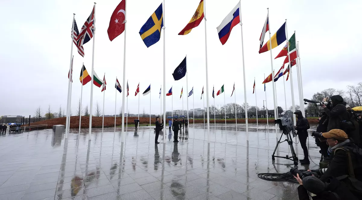 Steagul Suediei, arborat la sediul NATO. Jens Stoltenberg: „Putin a eșuat. NATO este mai mare şi mai puternică”