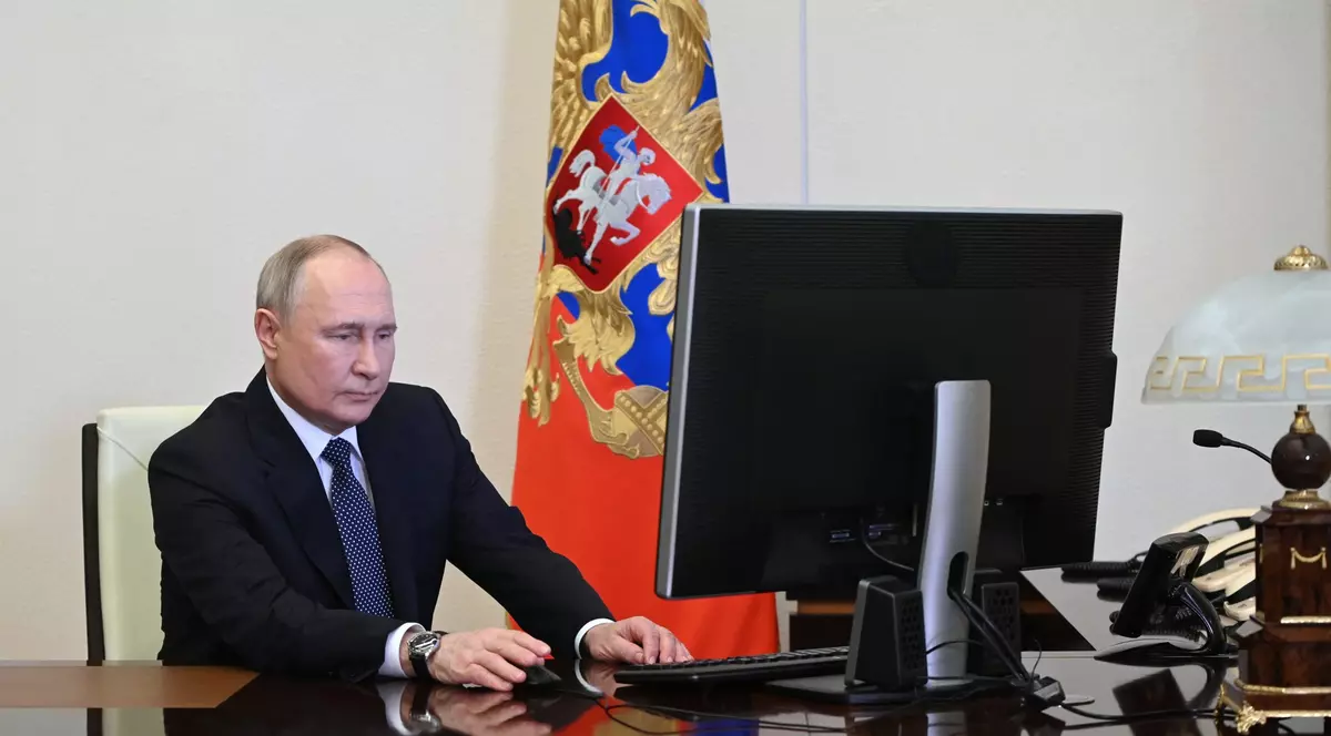 Momentul în care Vladimir Putin votează, online, din biroul său de la Kremlin, la alegerile prezidențiale din Rusia | VIDEO