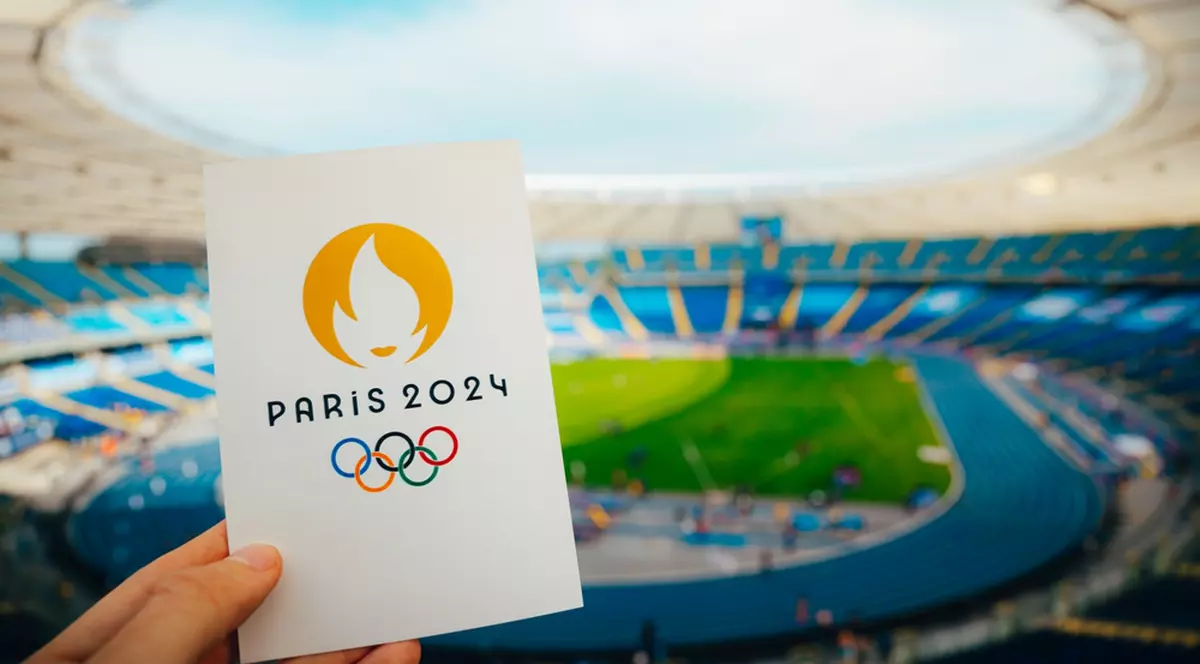 Jocurile Olimpice de la Paris 2024 – Arenele care găzduiesc Olimpiada de Vară - Imagine cu logo-ul JO având pe fundal Stade de France