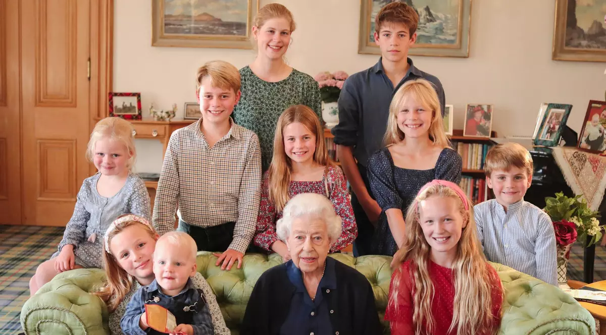 Familia regală britanică, din nou sub atenția agențiilor foto. Editări făcute la o imagine cu regina Elisabeta a II-a