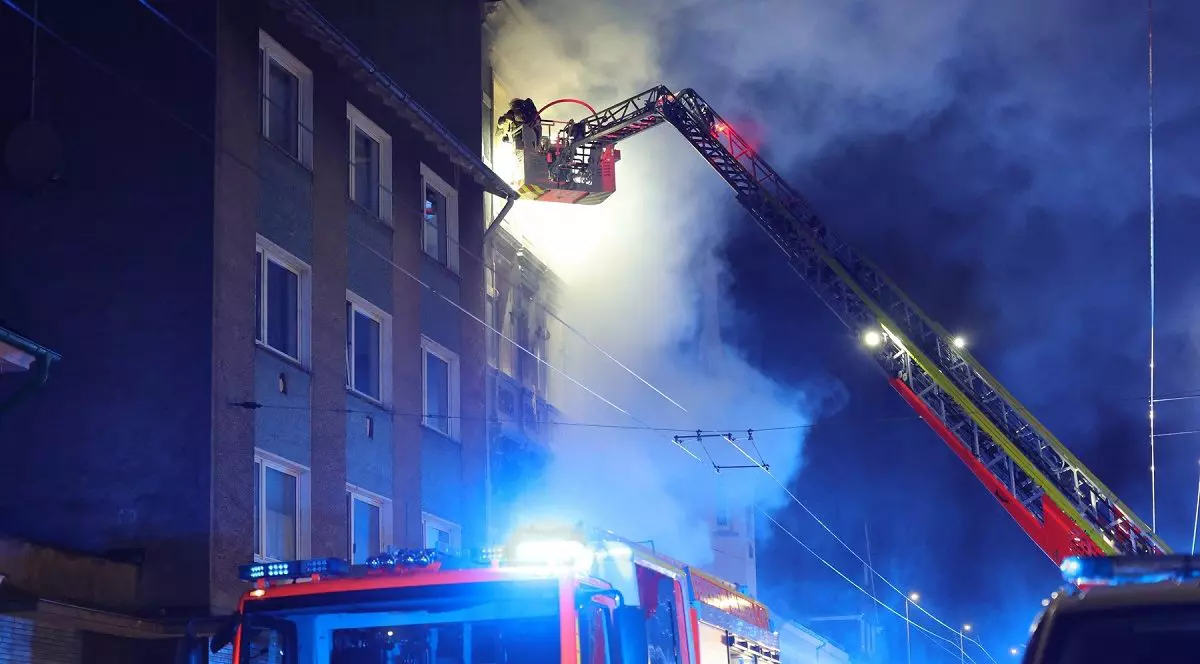 Un bărbat a sărit cu copilul în brațe de la etaj, ca să scape dintr-o casă care ardea. Trei morți și un copil mic dispărut în incendiul din Solingen