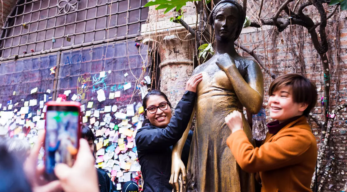 Statuia Julietei lui Shakespeare din Verona, deteriorată de „mângâierile” turiştilor: „Este corect să le permitem să atingă pieptul ?