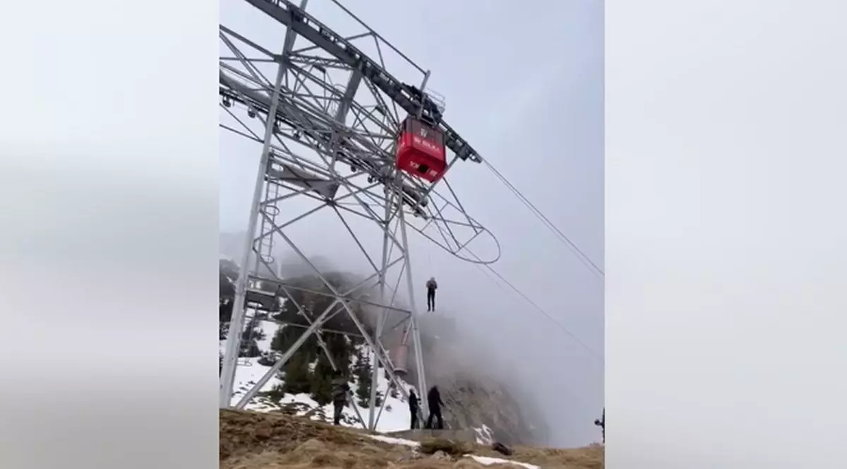 Turiști blocați în telecabina de la Bâlea Lac. Salvamontiștii i-au coborât după câteva ore cu ajutorul unor corzi. VIDEO