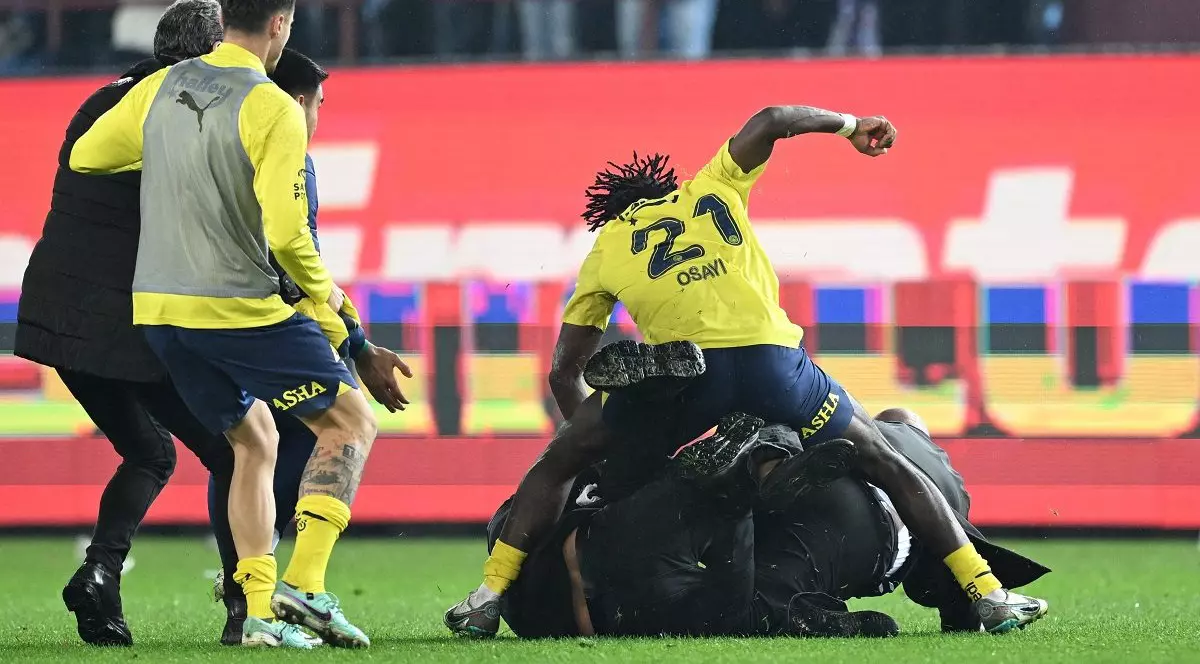 Imagini cu bătaia dintre jucătorii lui Fenerbahce și suporterii lui Trabzonspor intrați pe teren, în Turcia | VIDEO