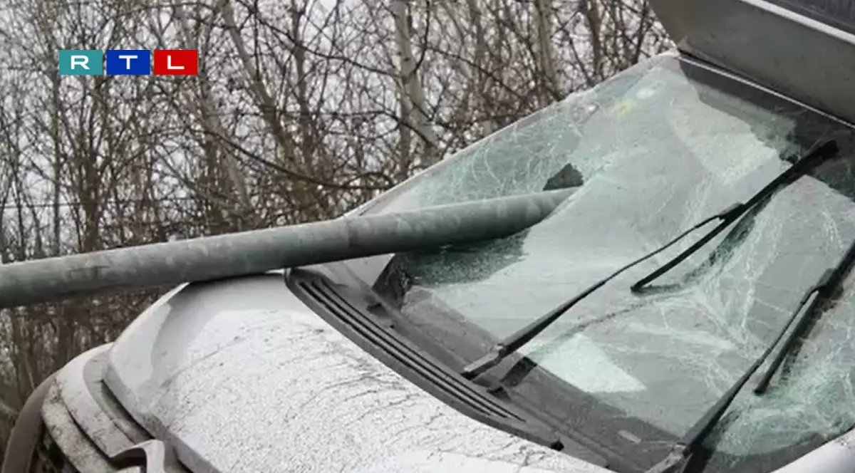 Un șofer român a scăpat miraculos cu viață, după ce o țeavă a intrat prin parbriz, pe o autostradă din Ungaria