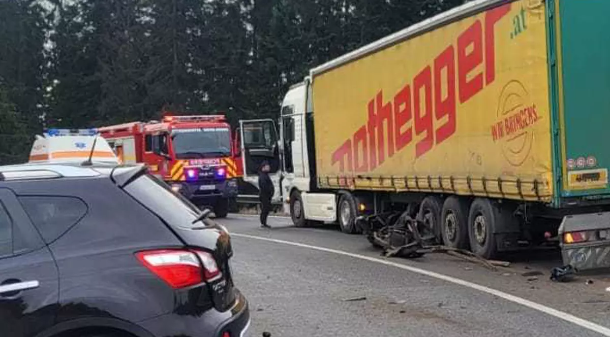 Accident cu trei victime pe un drum din Suceava, după ce o mașină și un TIR s-au ciocnit