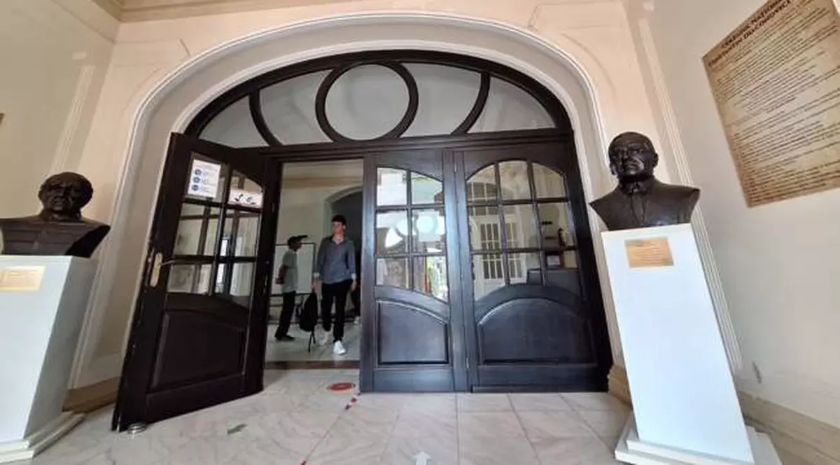 Focar de Norovirus la Colegiul C.D. Loga din Timişoara, de unde zeci de elevi și profesori au ajuns la spital. Cum se transmite infecția