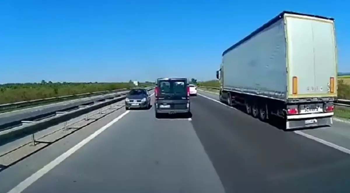 Șofer căutat de Poliție, după ce a fost filmat circulând pe contrasens, pe A1, în Argeș. A fost la un pas să se izbească de un microbuz. VIDEO