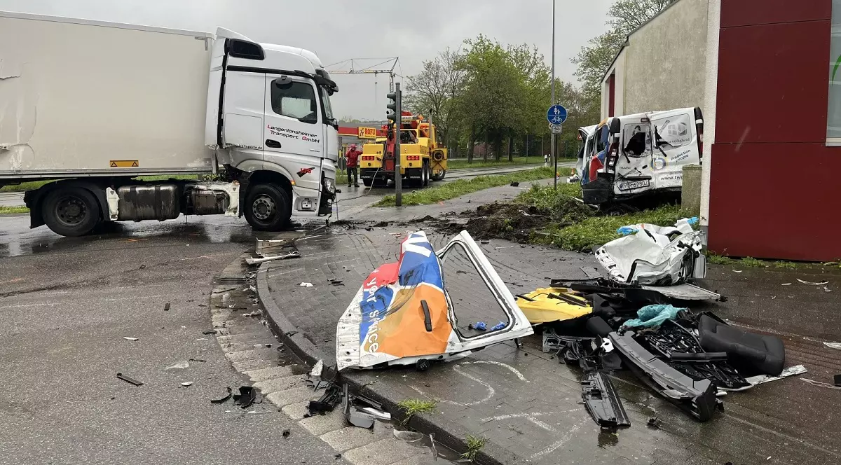 Doi români au murit în Germania, unde microbuzul în care călătoreau a fost făcut praf de un TIR