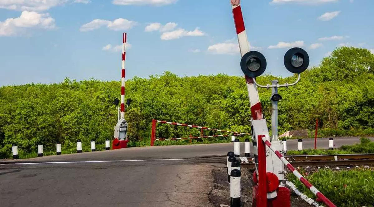 O femeie din Arad a rămas blocată cu maşina între barierele de cale ferată. A fost ajutată de doi polițiști, aflați din întâmplare în zonă