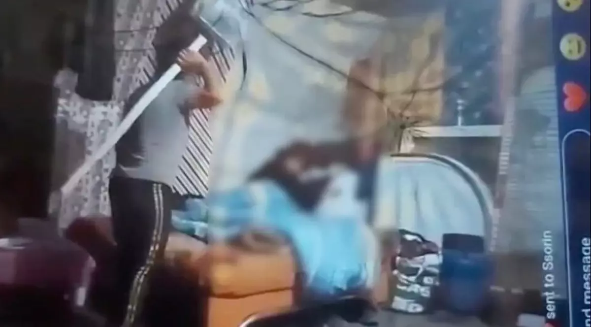 Fată cu probleme psihice, bătută de mamă Foto: captură video