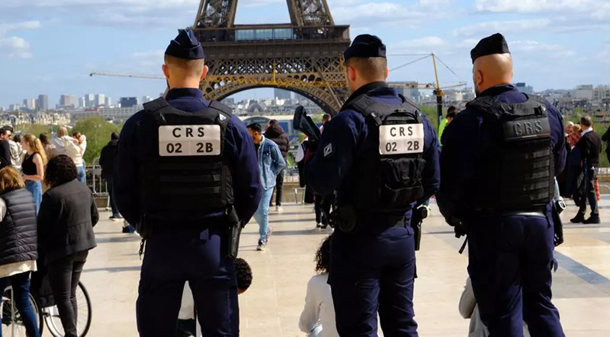 „S-a umplut paharul”. Un sindicat al polițiștilor francezi amenință că va perturba traseul torței olimpice