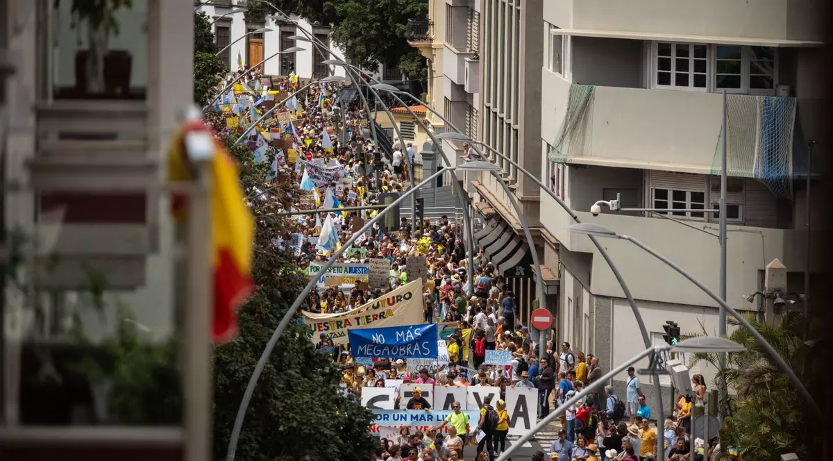 Mii de oameni au protestat în Tenerife, în Canare, pentru limitarea turismului: „Nu vrem să vedem insula murind”