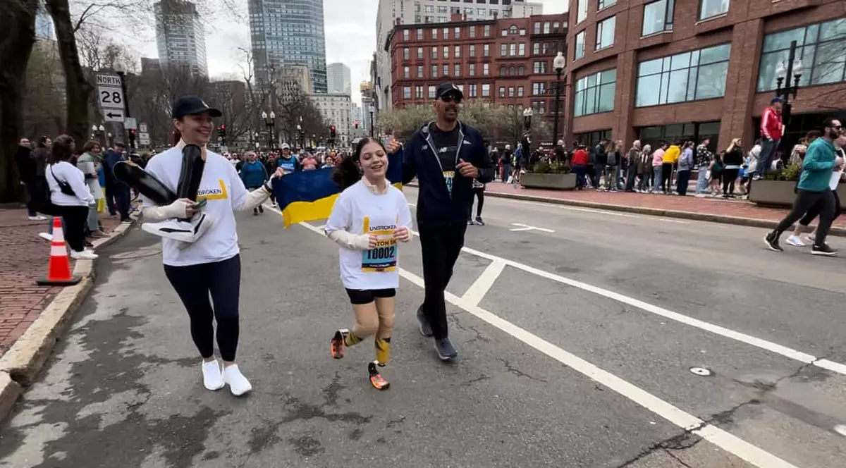 Iana, fetița de 12 ani care și-a pierdut picioarele în atacul de la Kramatorsk, a alergat 5 kilometri la maratonul de la Boston: „Indestructibilă”