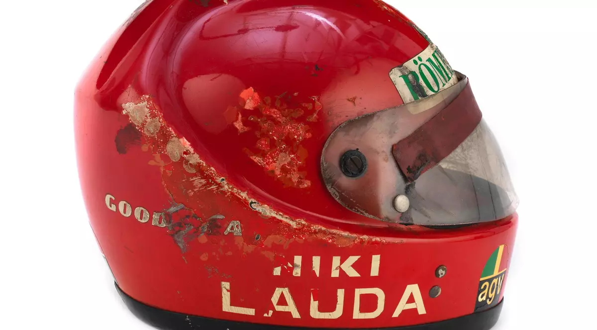 Casca arsă lui Niki Lauda în accidentul groaznic de la Nürburgring, din 1976, scoasă la licitație. Prețul estimat