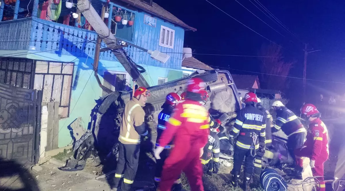 Doi tineri de 15 și 22 de ani morţi pe loc şi o adolescentă rănită, într-un accident produs la Drăgoeşti
