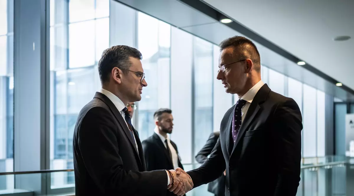 Dmitro Kuleba (stânga) și Peters Szijjarto în marja unei reuniuni NATO, la Bruxelles FOTO: Facebook