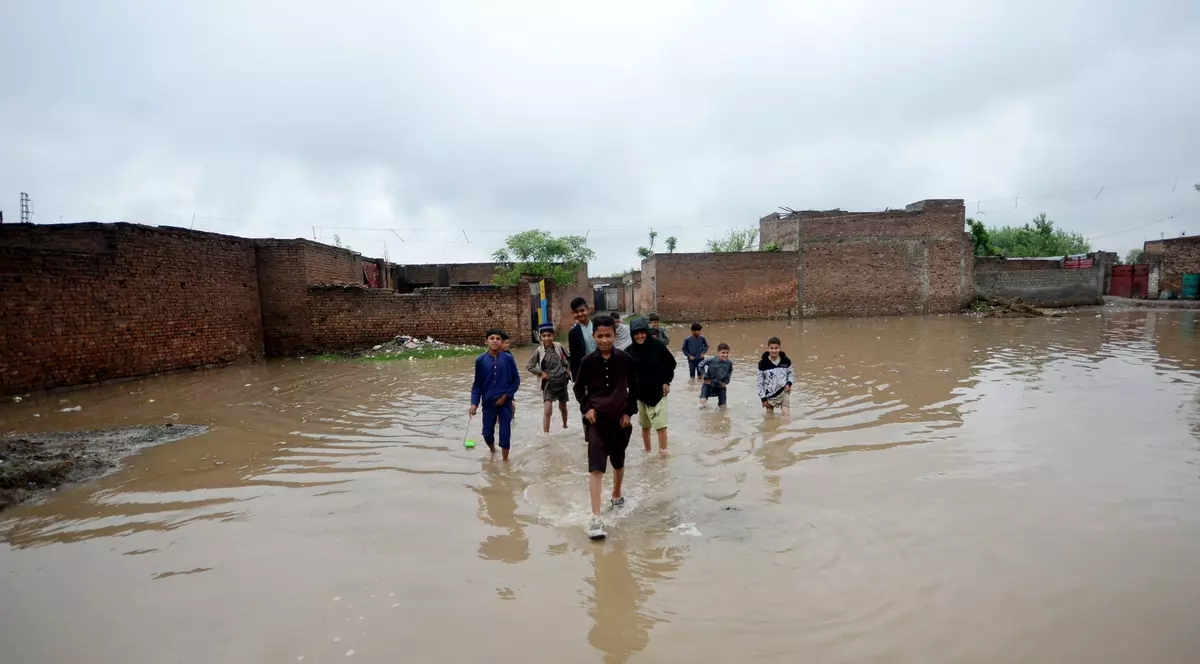 Zeci de morți în Pakistan, în urma inundațiilor puternice și a furtunilor care au lovit țara