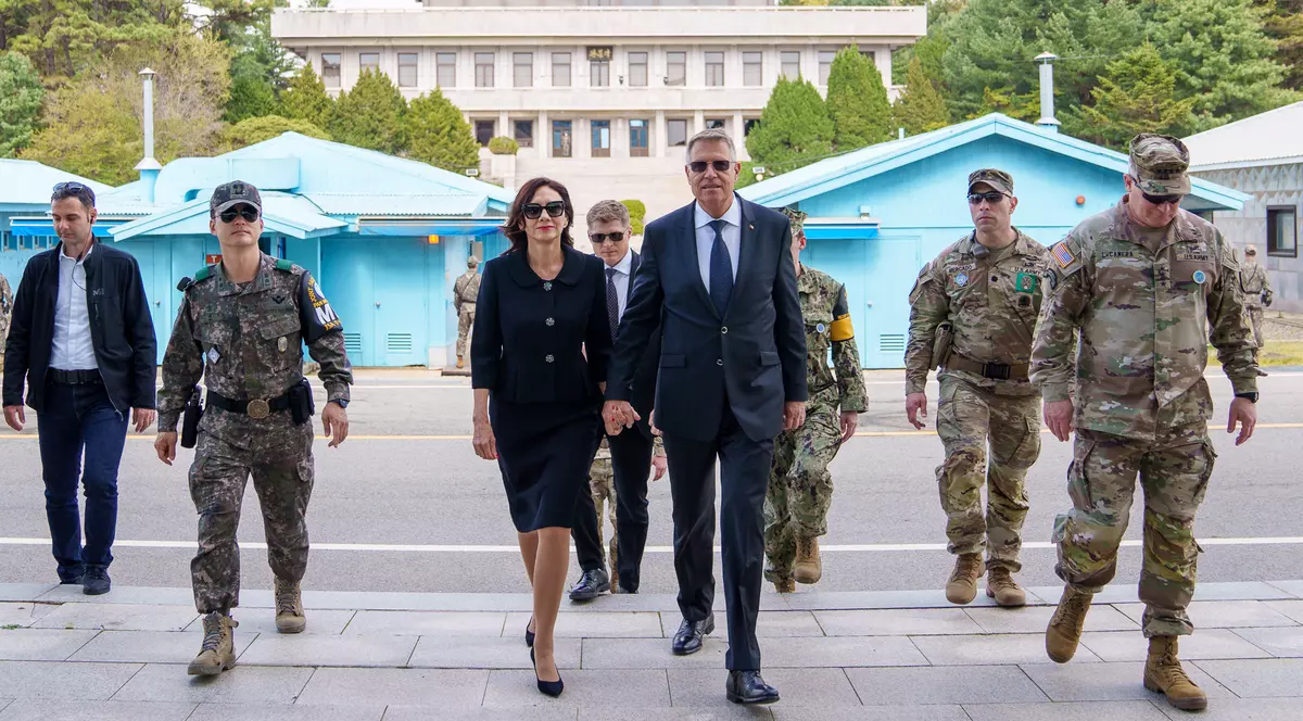 Primele imagini cu Klaus Iohannis în Coreea de Sud. A vizitat zona demilitarizată dintre cele două Corei