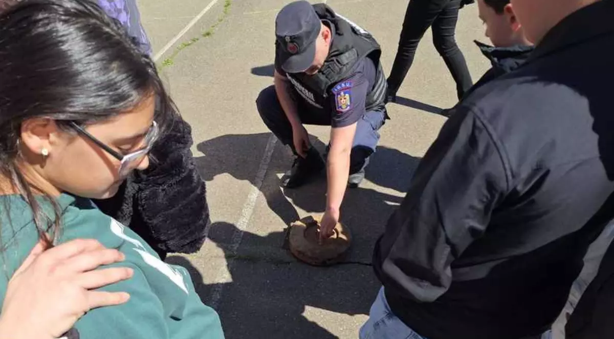 Un elev din Iaşi a mers la şcoală cu un stabilizator de bombă