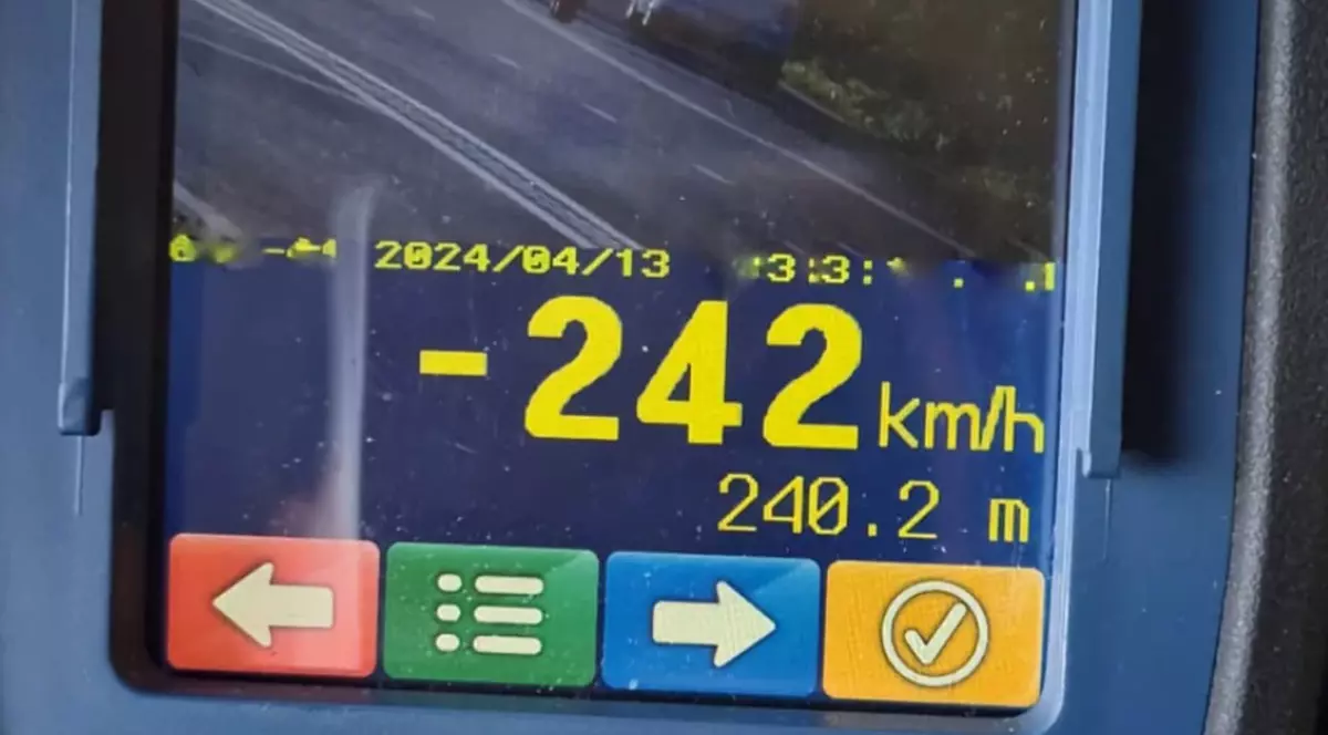 Motociclist surprins de radar în judeţul Constanţa. Poliţia: „242. Nu sunt numere la loto"