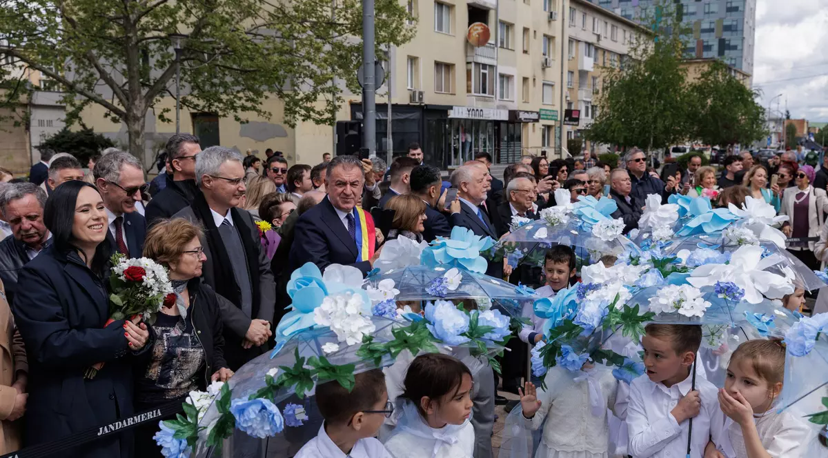 FOTO VIDEO REPORTAJ Cum a fost Parada Florilor ediția 2024: politicienii au împărțit scena cu micii prinți și s-au bucurat de cozonac gratis