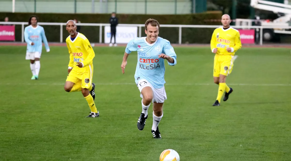 Emmanuel Macron va juca miercuri un meci de fotbal în scop caritabil, la 3 ani de la precedenta partidă, în care a marcat din penalti